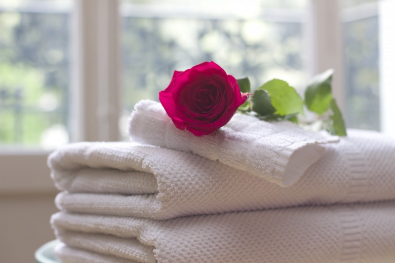 chambre-hote-DRAP-min_towel_rose_clean_care_salon_spa_white_bath-731641